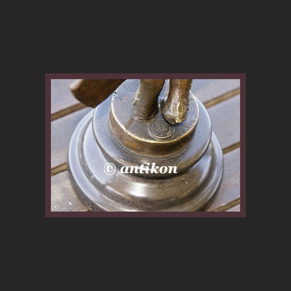 UROCZA DZIEWCZYNKA Z TECZKĄ SYGNOWANA RZEŹBA BRĄZ FRANCJA UROCZA DZIEWCZYNKA Z TECZKĄ SYGNOWANA RZEŹBA BRĄZ FRANCJA