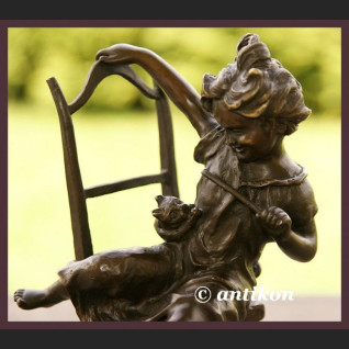 UROCZY BRĄZ DZIEWCZYNKA BAWIĄCA SIĘ Z KOTEM ZNAKOMITA RZEŹBA FRANCJA UROCZY BRĄZ DZIEWCZYNKA BAWIĄCA SIĘ Z KOTEM ZNAKOMITA RZEŹBA FRANCJA