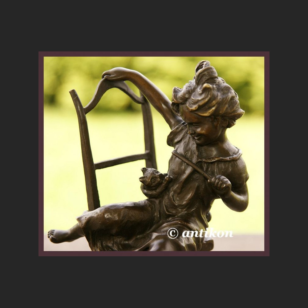 UROCZY BRĄZ DZIEWCZYNKA BAWIĄCA SIĘ Z KOTEM ZNAKOMITA RZEŹBA FRANCJA UROCZY BRĄZ DZIEWCZYNKA BAWIĄCA SIĘ Z KOTEM ZNAKOMITA RZEŹBA FRANCJA
