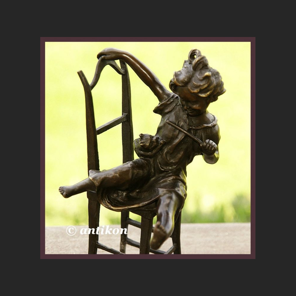 UROCZY BRĄZ DZIEWCZYNKA BAWIĄCA SIĘ Z KOTEM ZNAKOMITA RZEŹBA FRANCJA UROCZY BRĄZ DZIEWCZYNKA BAWIĄCA SIĘ Z KOTEM ZNAKOMITA RZEŹBA FRANCJA