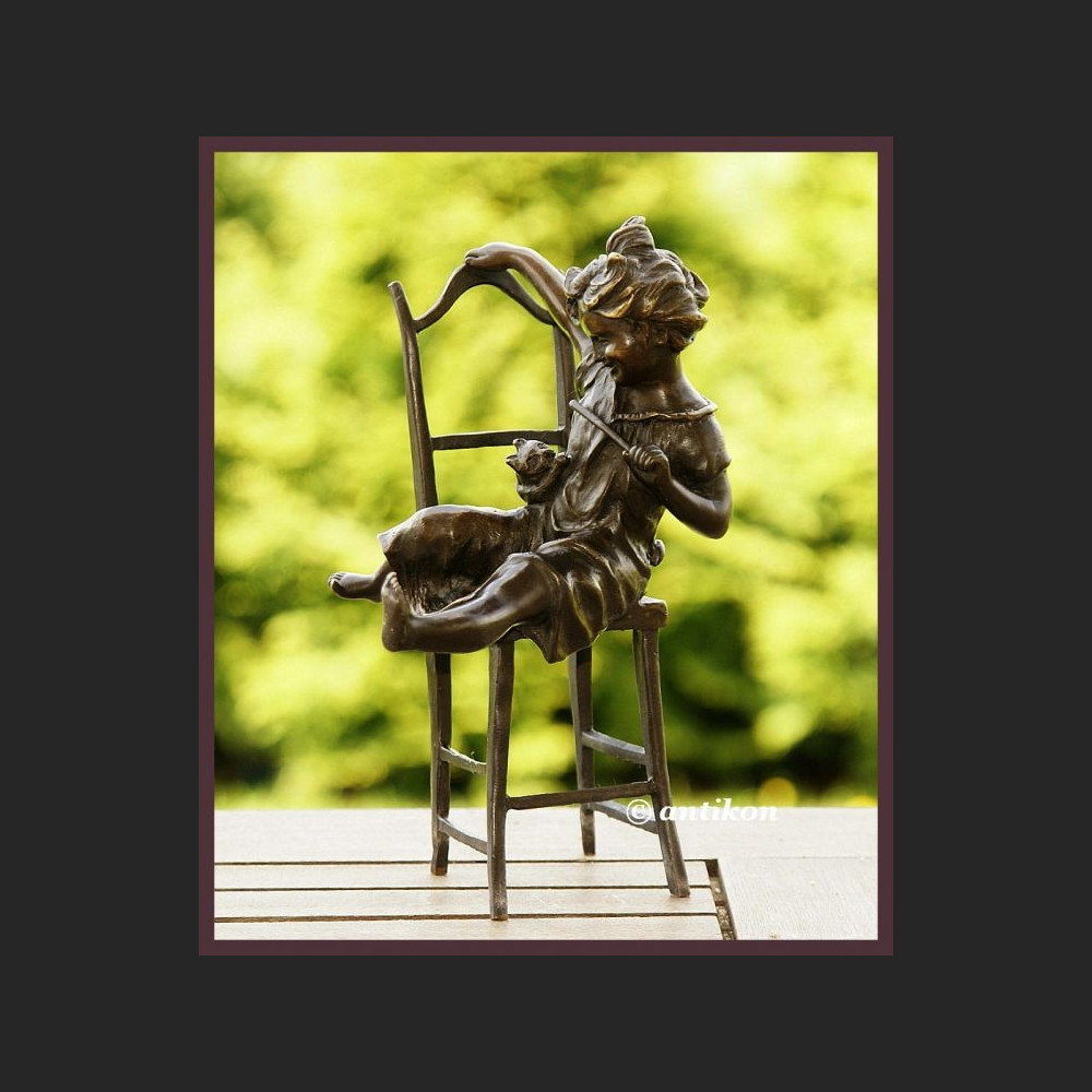 UROCZY BRĄZ DZIEWCZYNKA BAWIĄCA SIĘ Z KOTEM ZNAKOMITA RZEŹBA FRANCJA UROCZY BRĄZ DZIEWCZYNKA BAWIĄCA SIĘ Z KOTEM ZNAKOMITA RZEŹBA FRANCJA