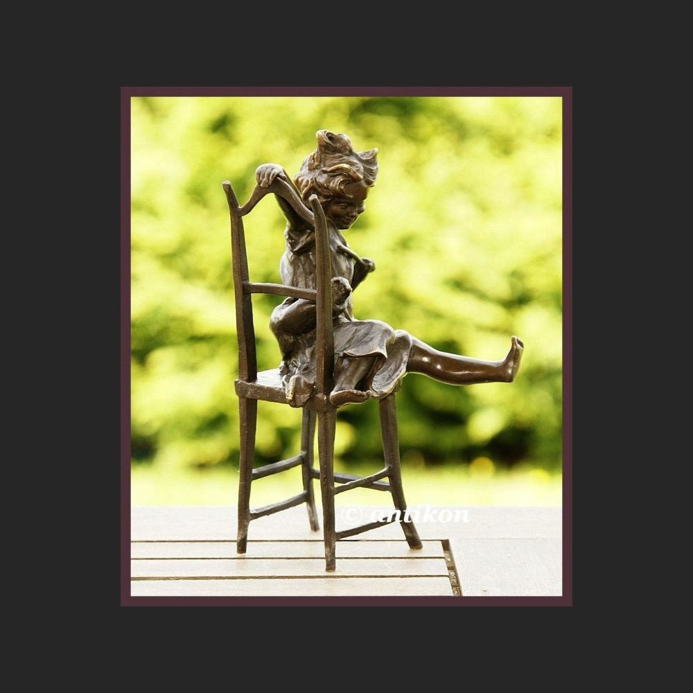 UROCZY BRĄZ DZIEWCZYNKA BAWIĄCA SIĘ Z KOTEM ZNAKOMITA RZEŹBA FRANCJA UROCZY BRĄZ DZIEWCZYNKA BAWIĄCA SIĘ Z KOTEM ZNAKOMITA RZEŹBA FRANCJA