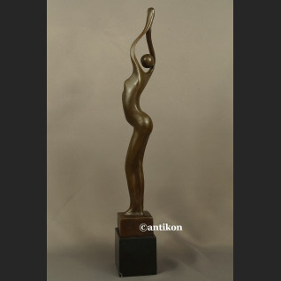 Rzeźba z brązu modernistyczna modelka Rzeźba z brązu modernistyczna modelka