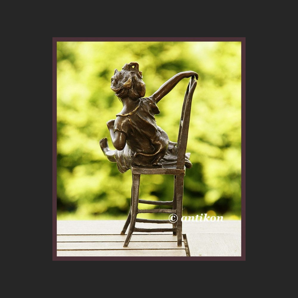 UROCZY BRĄZ DZIEWCZYNKA BAWIĄCA SIĘ Z KOTEM ZNAKOMITA RZEŹBA FRANCJA UROCZY BRĄZ DZIEWCZYNKA BAWIĄCA SIĘ Z KOTEM ZNAKOMITA RZEŹBA FRANCJA