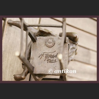 UROCZY BRĄZ DZIEWCZYNKA BAWIĄCA SIĘ Z KOTEM ZNAKOMITA RZEŹBA FRANCJA UROCZY BRĄZ DZIEWCZYNKA BAWIĄCA SIĘ Z KOTEM ZNAKOMITA RZEŹBA FRANCJA