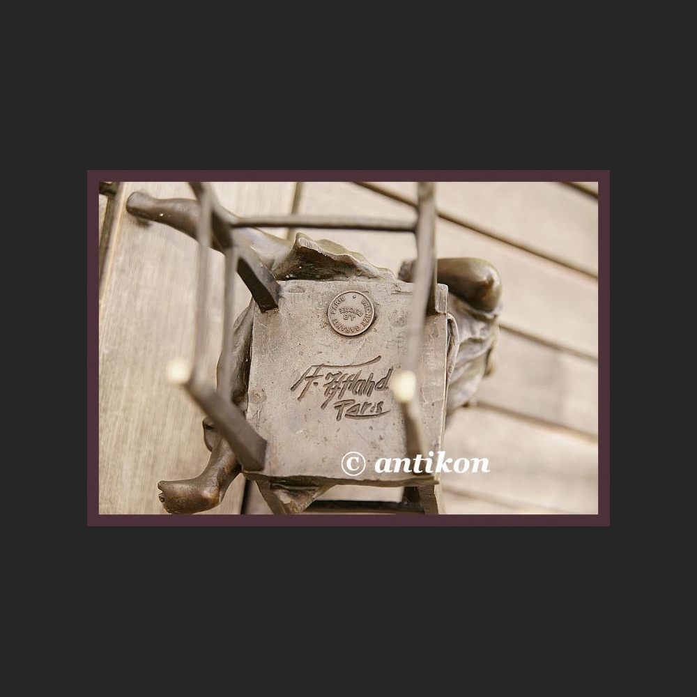 UROCZY BRĄZ DZIEWCZYNKA BAWIĄCA SIĘ Z KOTEM ZNAKOMITA RZEŹBA FRANCJA UROCZY BRĄZ DZIEWCZYNKA BAWIĄCA SIĘ Z KOTEM ZNAKOMITA RZEŹBA FRANCJA